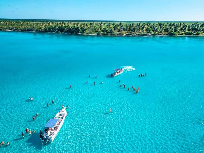 La Romana: Saona Crusoe VIP for cruise guests - Cruising Towards Saona: Arriving at the National Park