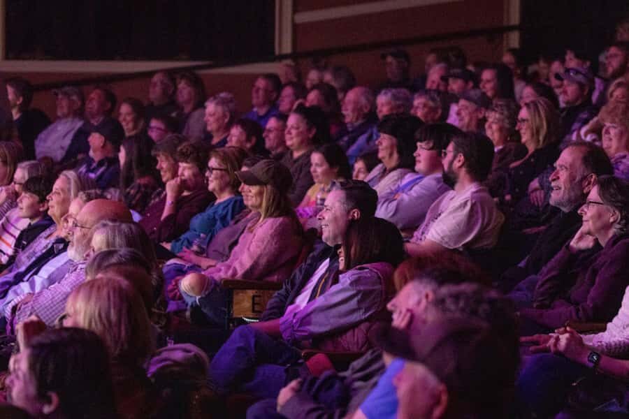 Niagara Falls, USA: Magic Theatre - Illusionist Leon Etienne - Who Will Love This Tour?