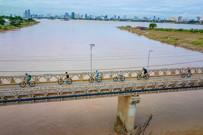 Phnom Penh to Silk Island Sunset Bike Tour/ E-Bike or Tuk Tuk - The Ferry to Silk Island: Transitioning to Tranquility