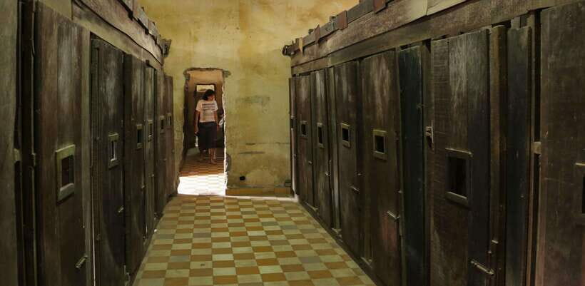 S21 & Killing Fields Tour with Khmer Lunch & Drink - The Guided Experience: Education and Respect