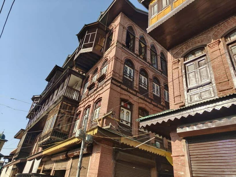 Srinagar: Private Old City and Mughal Gardens Guided Tour - Historic Mosques and Cemeteries