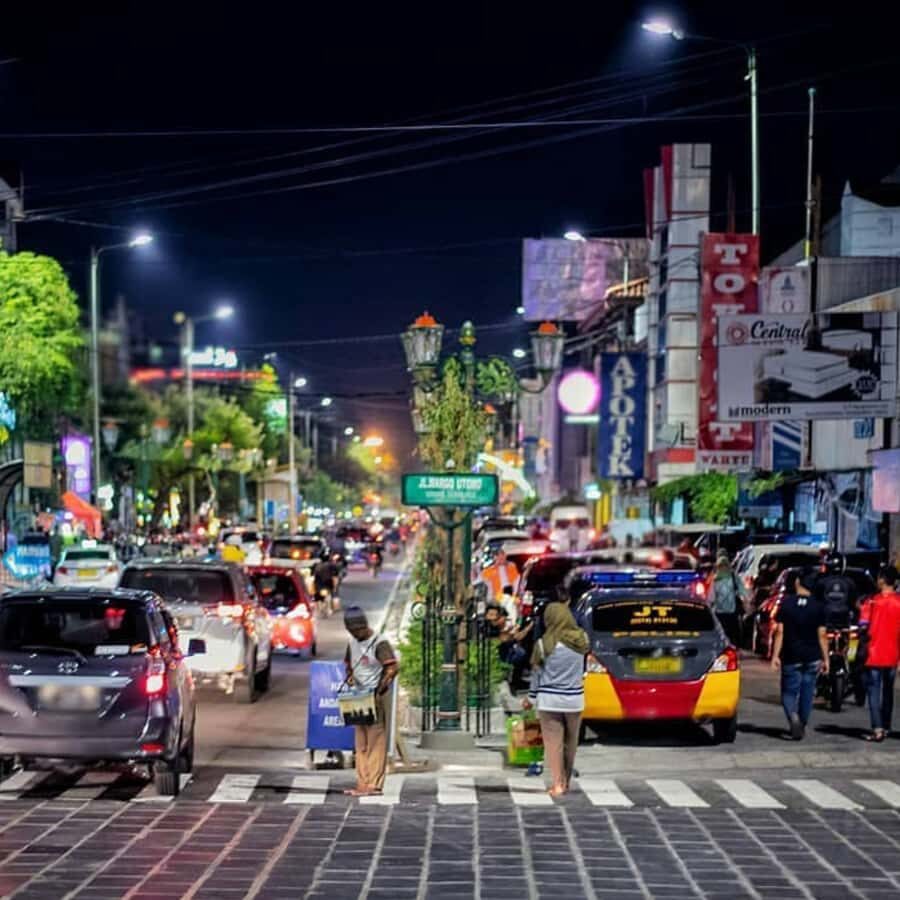 Yogyakarta: Night Walking & Street Food Tour - The Itinerary: Breaking Down the Experience