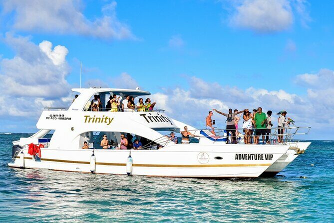 Infinity party boat in Punta Cana - Logistics: Timing, Group Size, and Safety